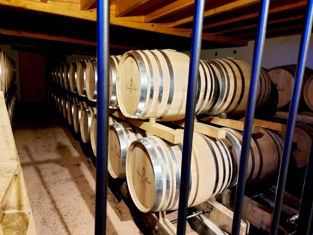 Fûts de chêne dans la cave du Domaine Franck Michel à Clessé