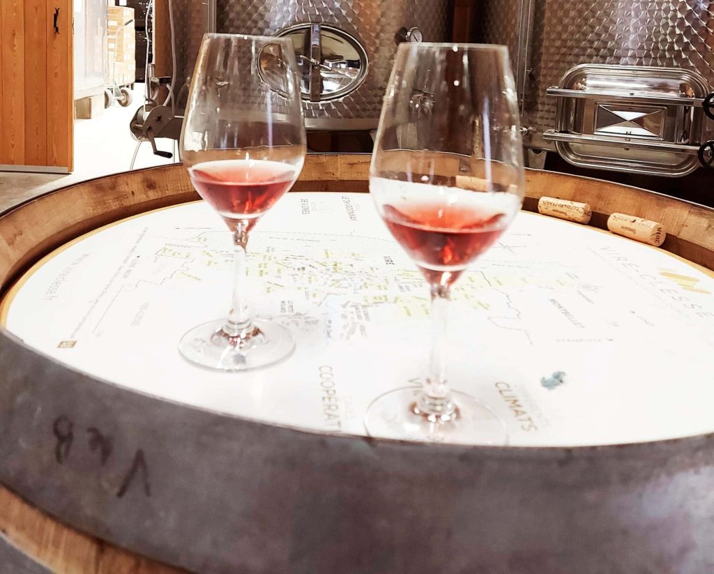 Verres de rosé "Secrets de Femmes" sur fût lors d'une dégustation au Domaine Gondard-Perrin